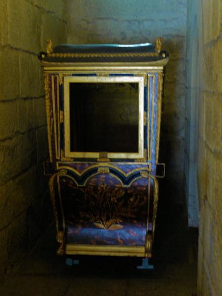 Sedan_480x640.jpg - Tyucked away in a corner was this elegant Sedan chair.